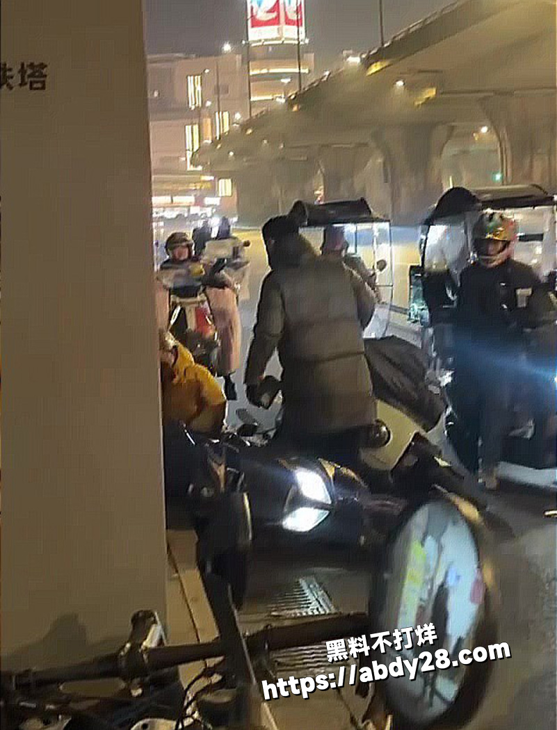 成都武侯双楠伊藤两人撞车现场7