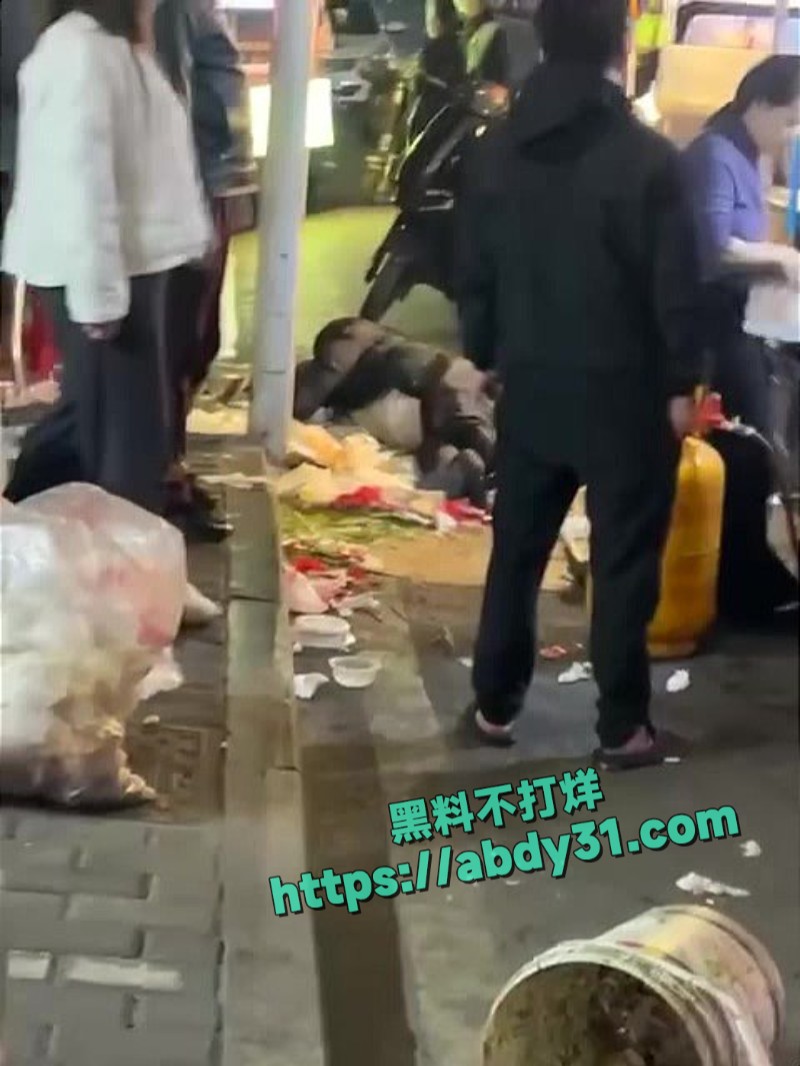 路边摊餐桌冲突超重拳