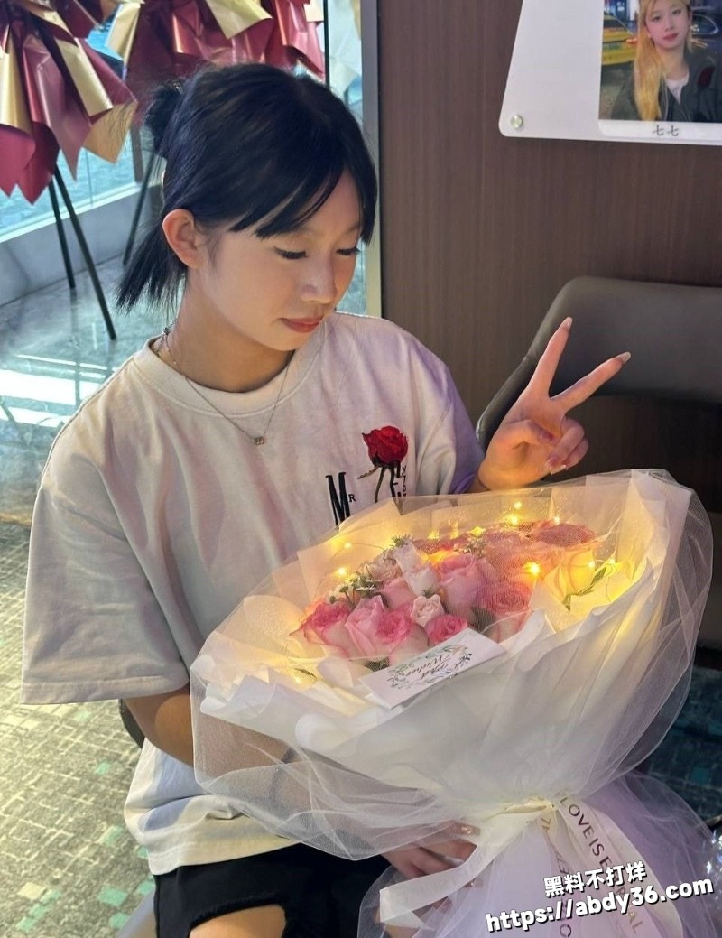 林佳琪在浴室自拍洗澡视频 1
