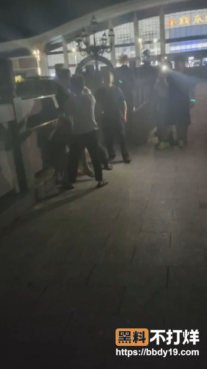 老头带小三公园约会5