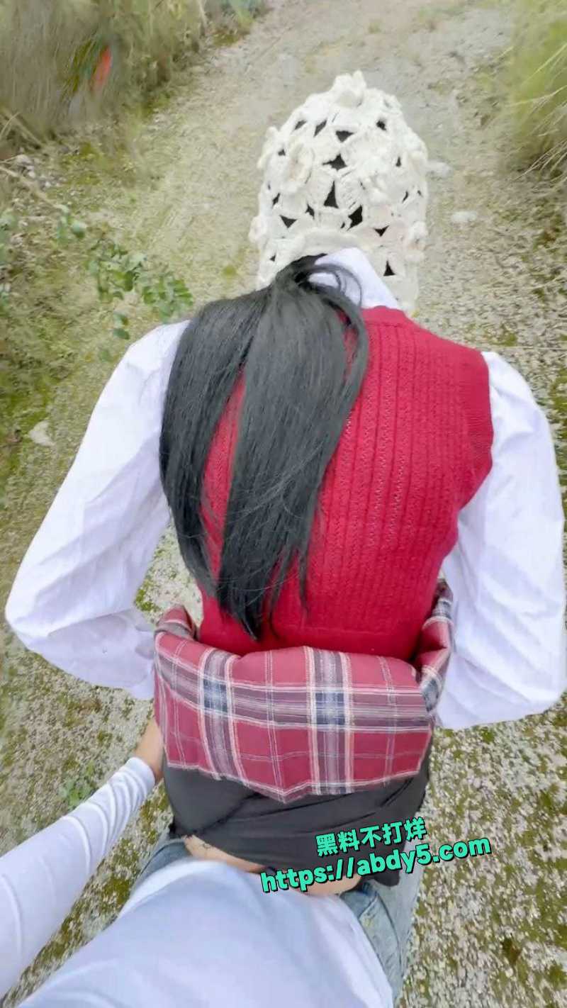 在工地旁边跟女儿车震 1
