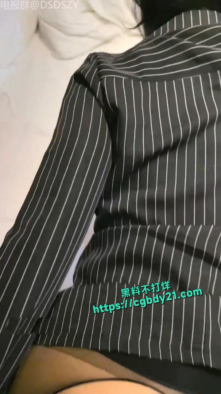 反差骚女友穿上好利来制服肏完在足交6