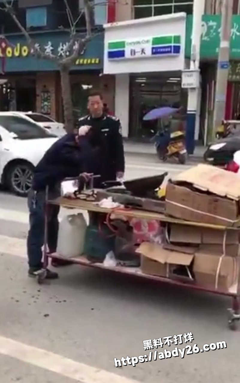 仗着自己的那一点权利当街殴打小贩4