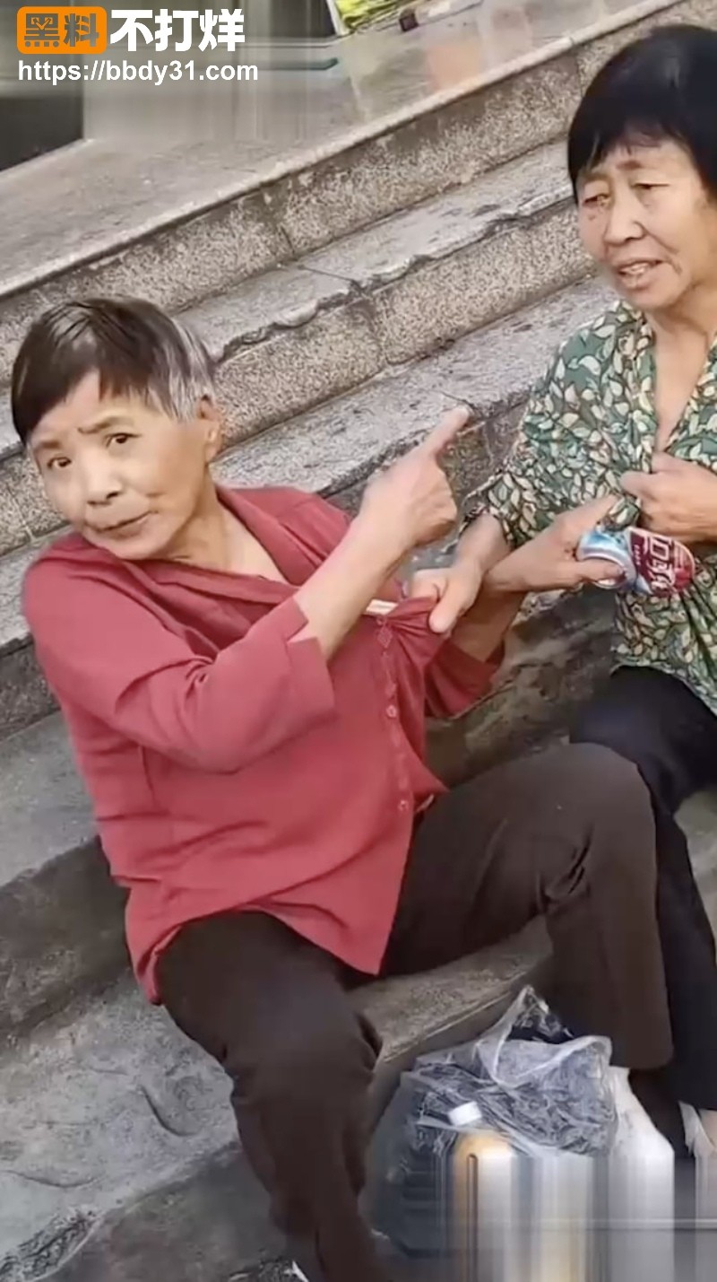 中国大妈为塑料瓶街头互撕拽衣领2
