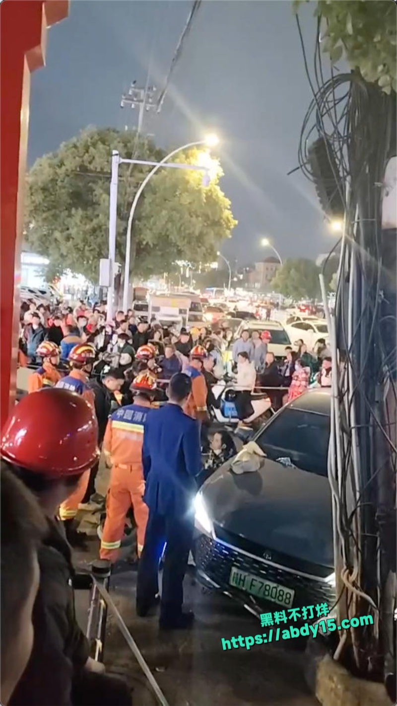 江西景德镇豪德贸易广场车祸 3