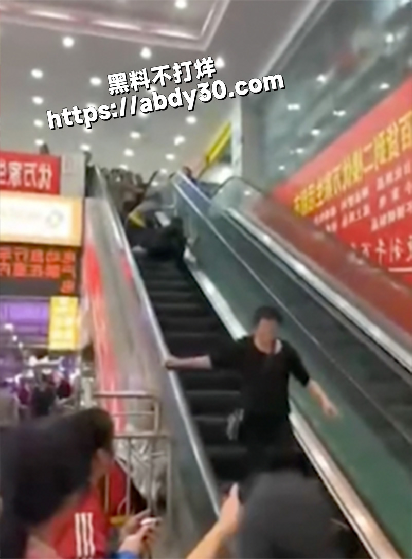 小女孩乘扶梯手被夹手5