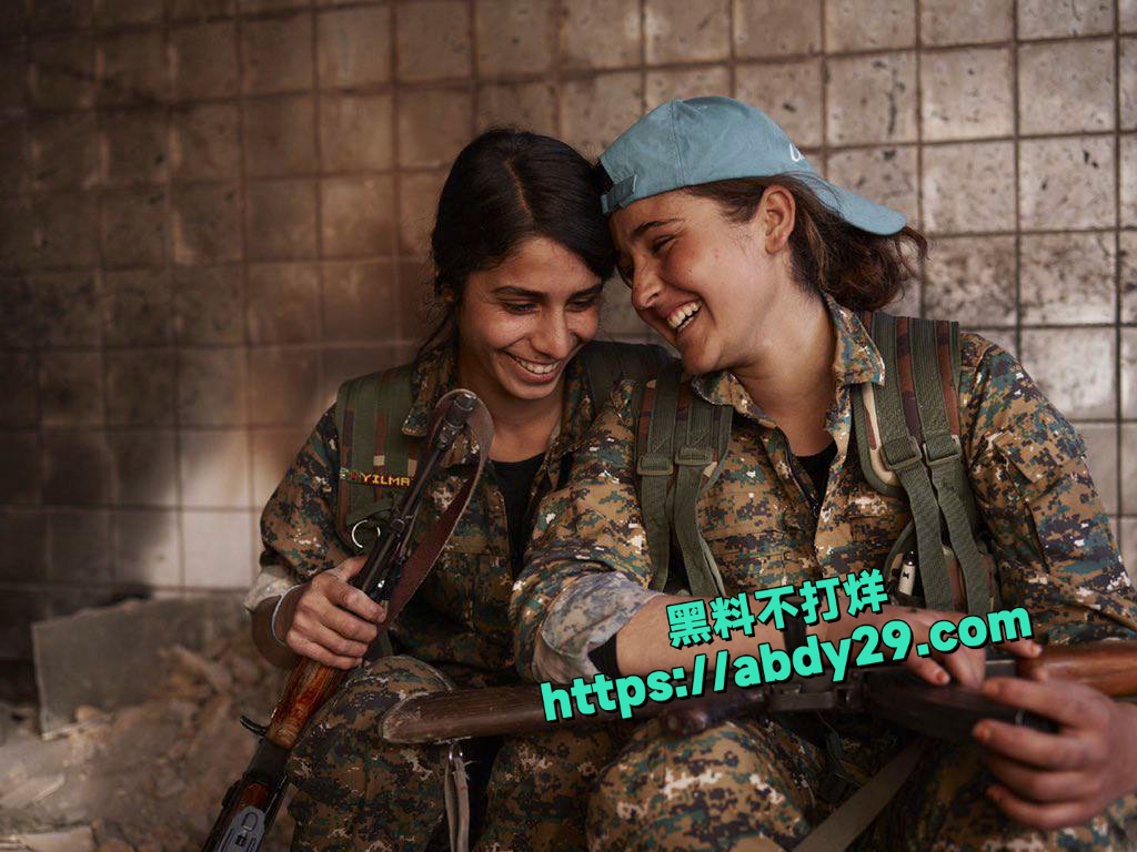 叙利亚ISIS士兵对库尔德女兵残忍处决 13