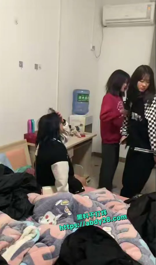 精神小伙精神小妹霸凌小姑娘 3