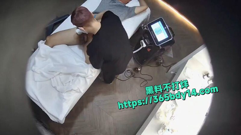 美容院监控摄像头偷拍屌丝男和几个靓妹刀片刮激光去逼毛8
