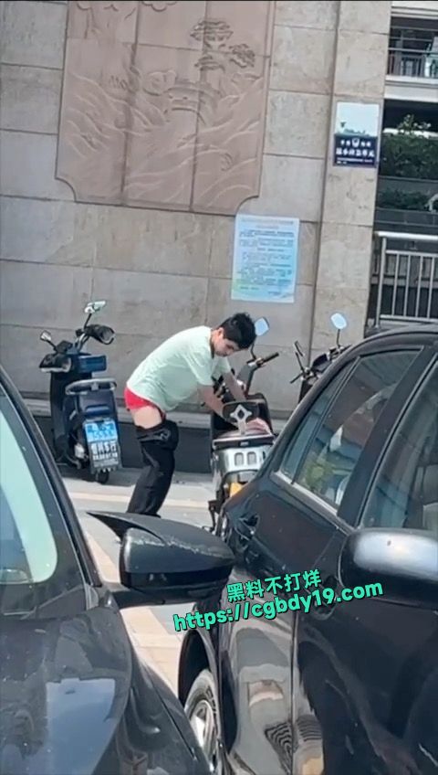 车主是个女的，刚下车，车就让人给日了4