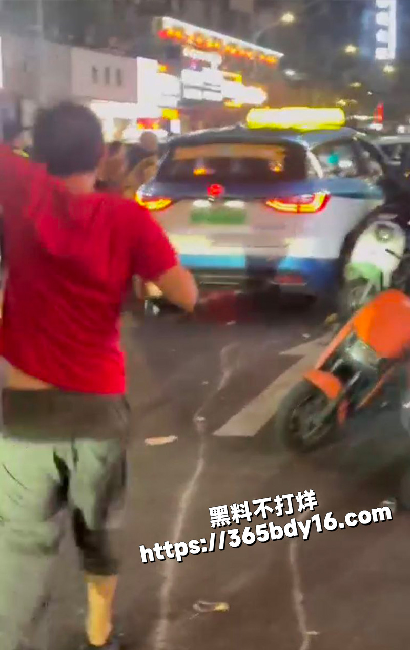 深圳龙岗区布吉路出租车冲撞行人 5