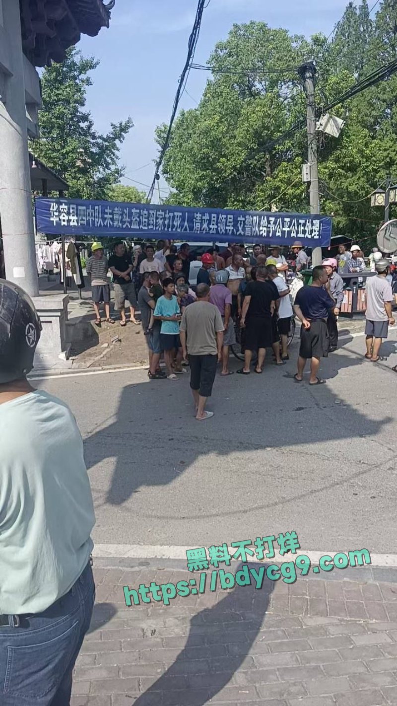湖南华容交警四中队火了 因为骑车没戴头盔被交警追到家里 用辣椒水和警棍将人殴打致死