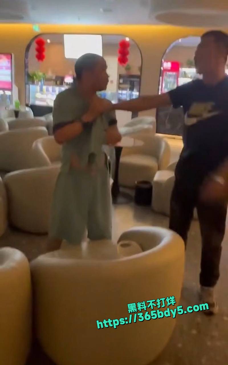 秃顶哥拿走内裤2