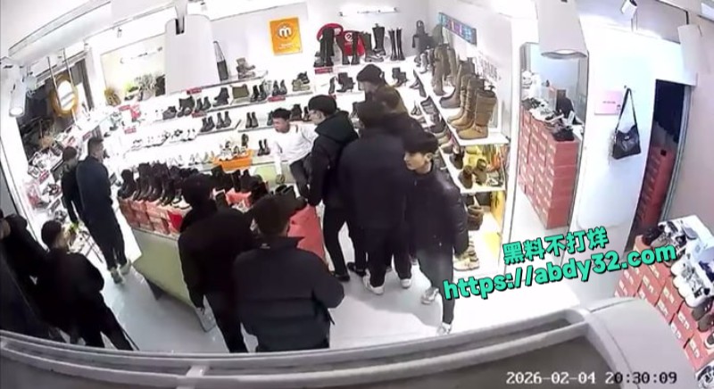 山东菏泽曹县精神小伙打人砸店3