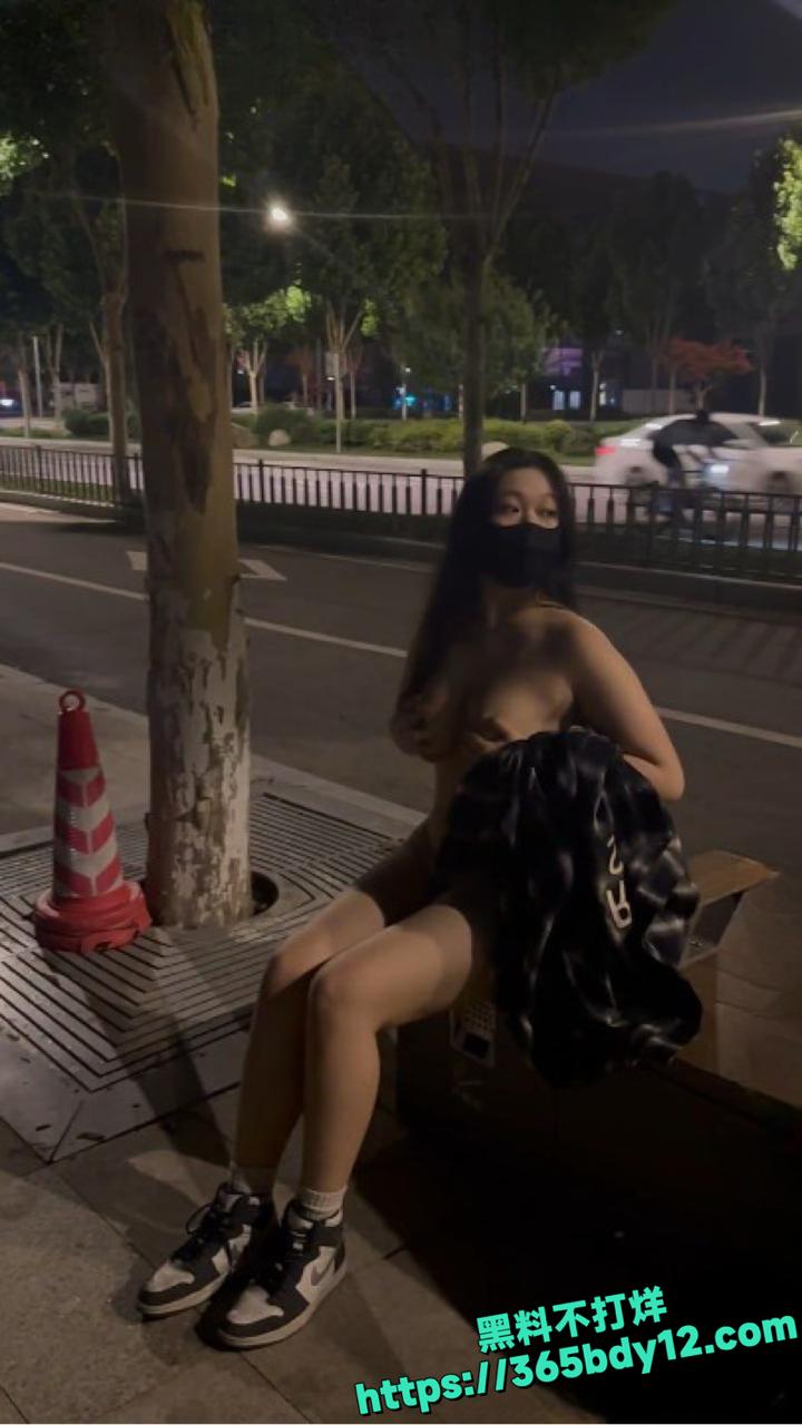 小佳晚公园路边大胆露出2.