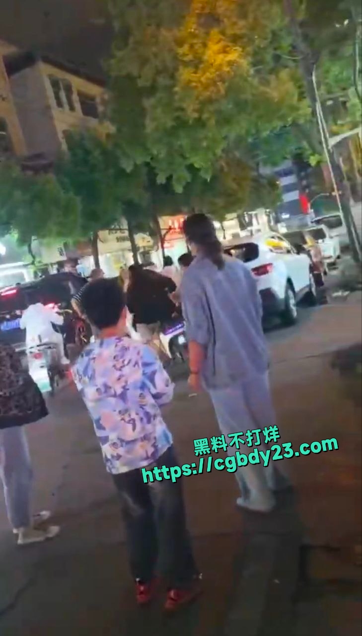 怀远精神小妹真狠拿刀上街互砍4