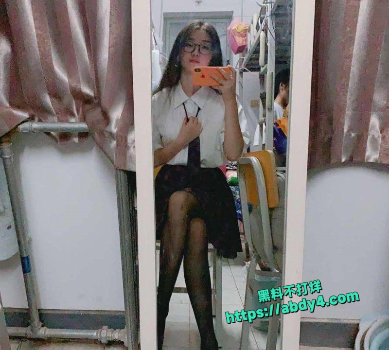 山东青岛大学大三母狗宿舍自慰露逼 6