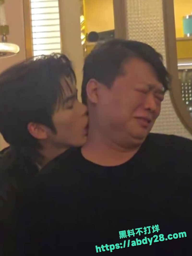 基佬帅哥抱着大爷狂亲曝光3