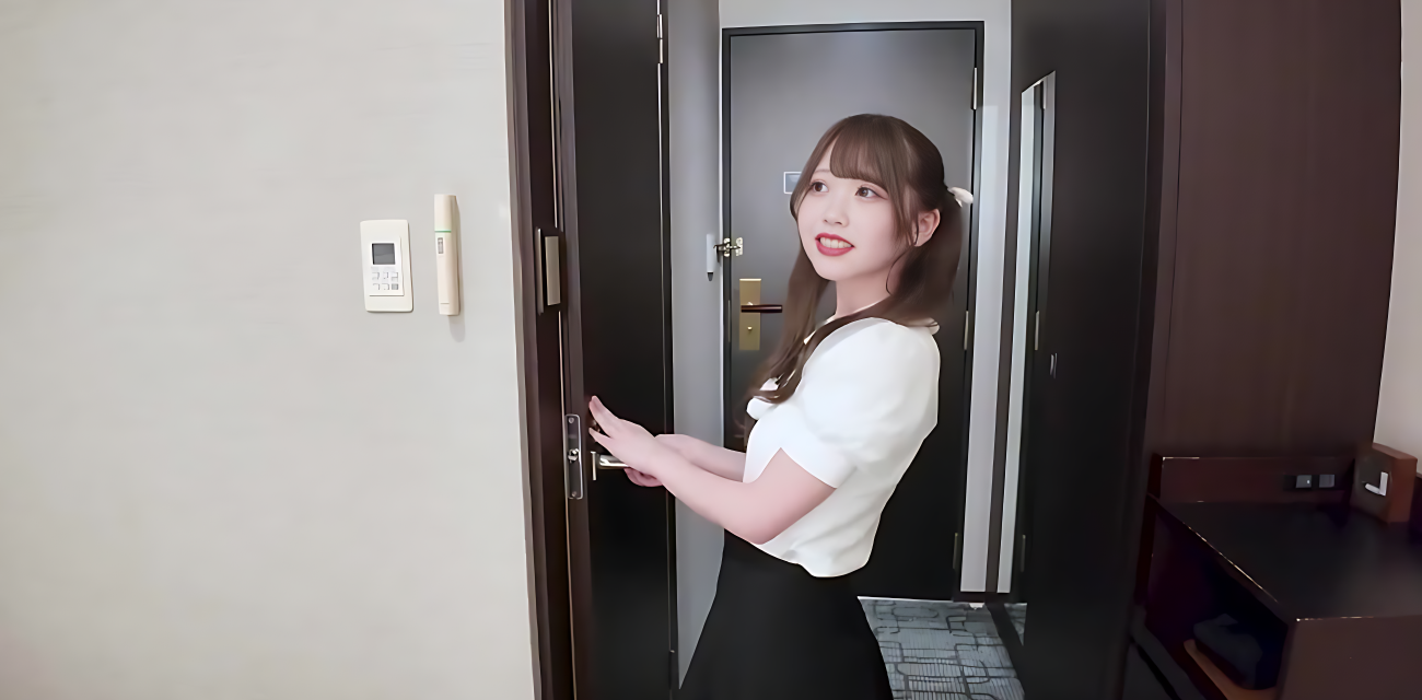 天然娘带来全新地雷系造型 以双马尾加毛绒配饰的甜美外表登场 最后还是要被狠狠内射