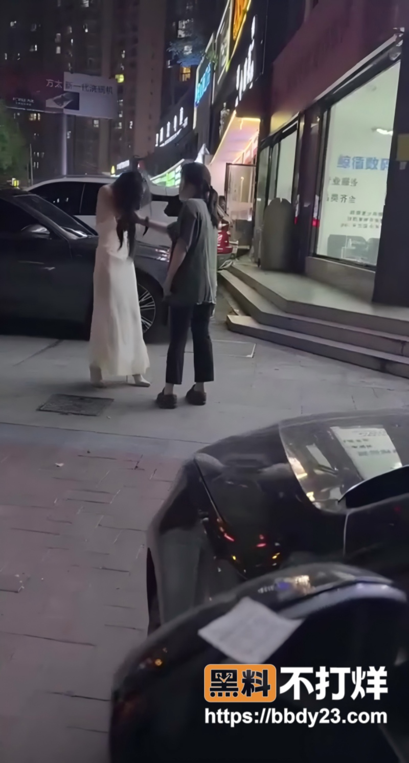 邵阳原配抓小三白色裙子街头抓小三5