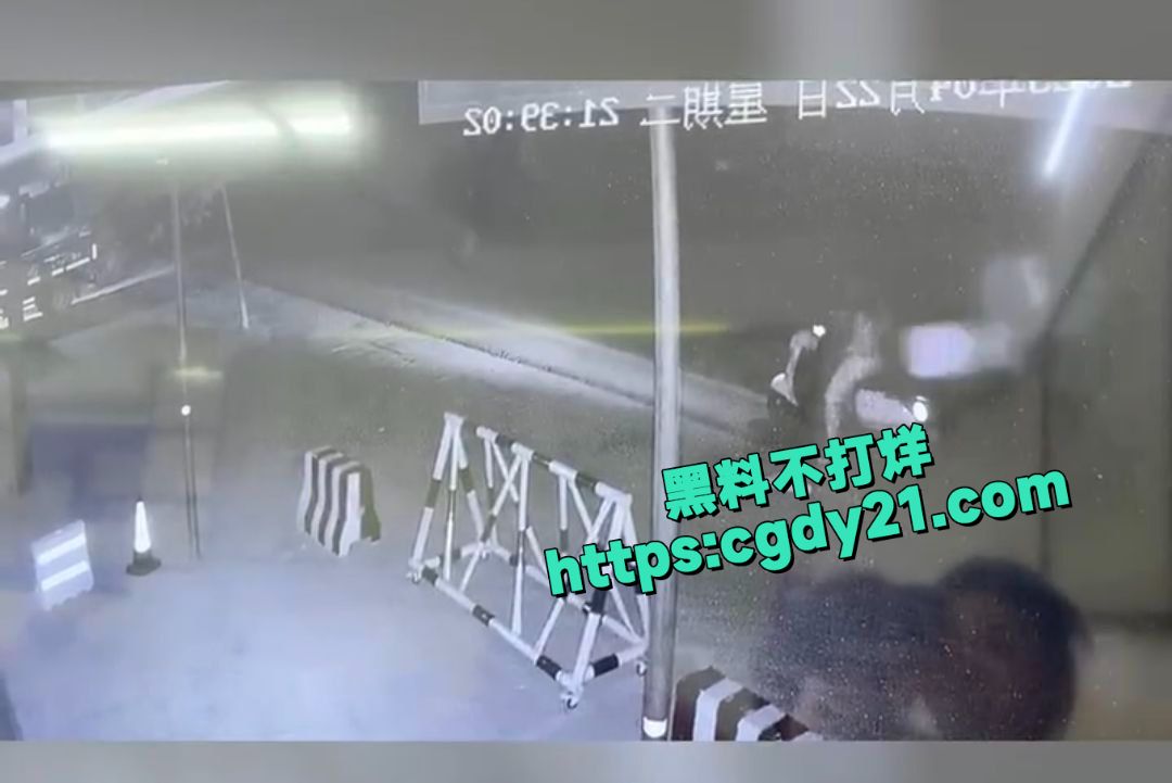 潮汕一女子当街脱衣，全身赤裸骑车闲逛7