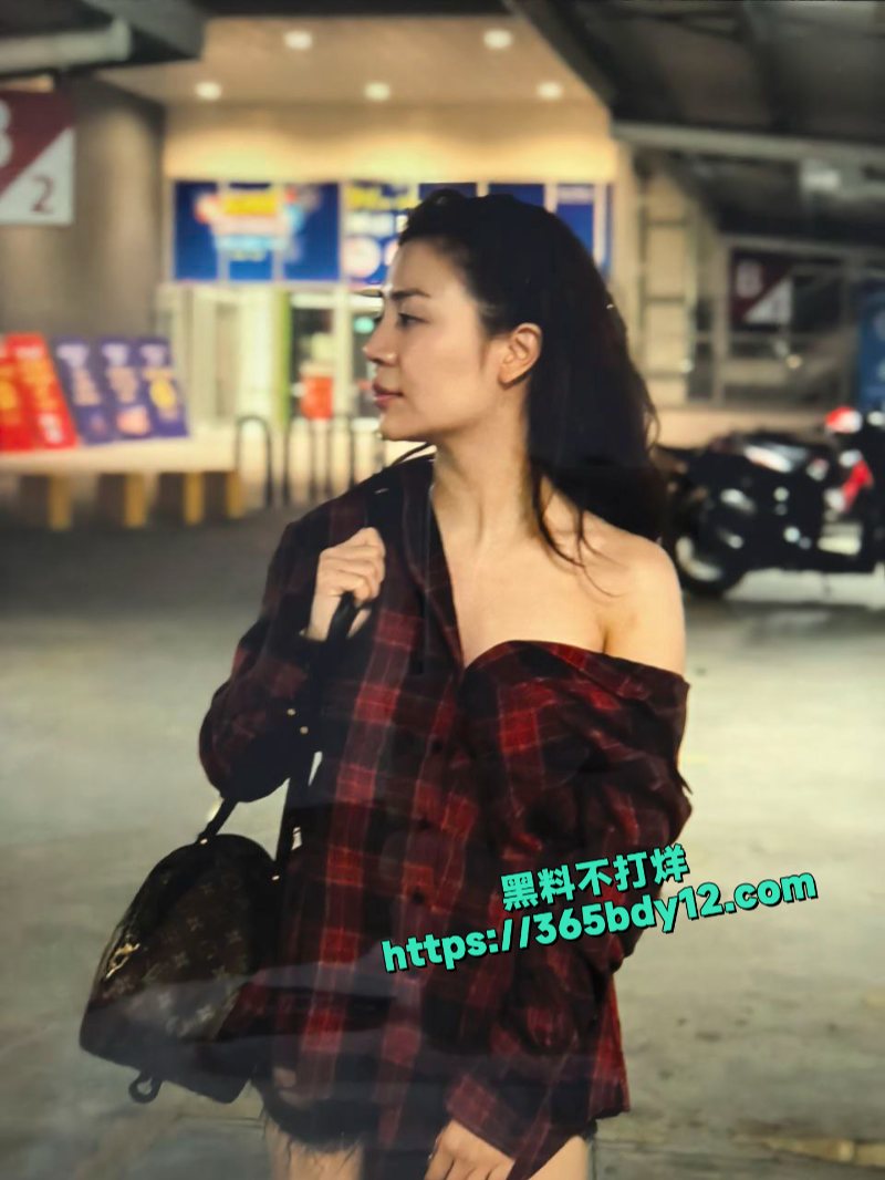 广东湛江富婆包养壮年小伙野外露出3p1