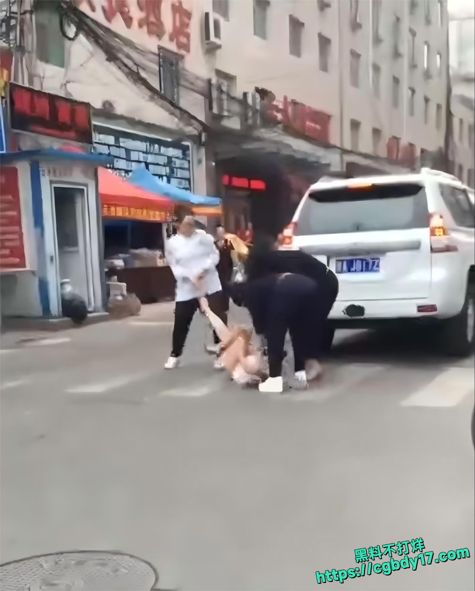山西省太原市当街打小三3