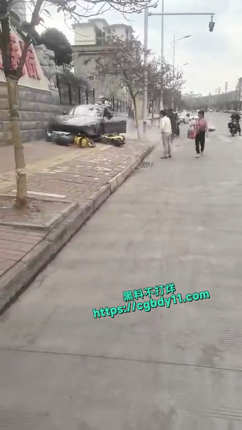 女司机技术真差，可惜了小米su73.jpg