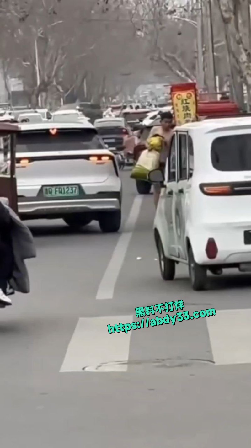 山东临沂费县街头惊现裸男发癫吃瓜2