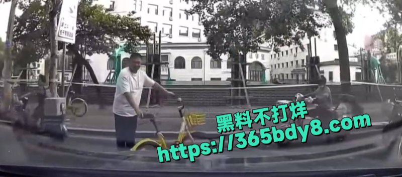 沈阳00后开车撞人碾压2