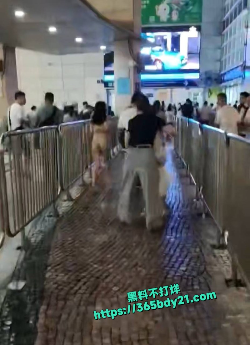 海关口岸女子一丝不挂大厅狂奔 5