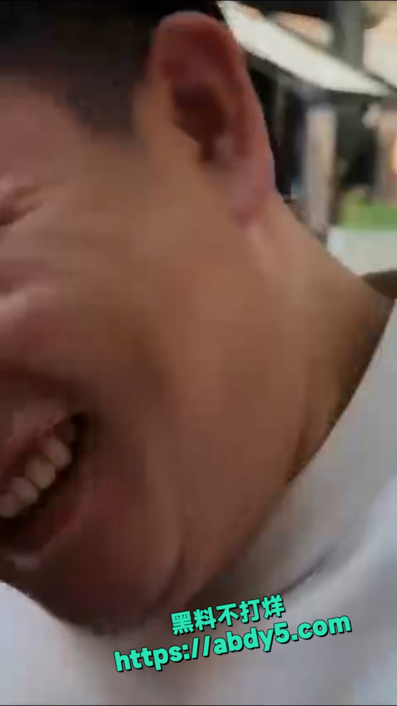 年轻小哥一柱擎天 2