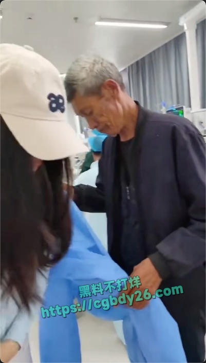 新能源车没电窗户打不开被热死7
