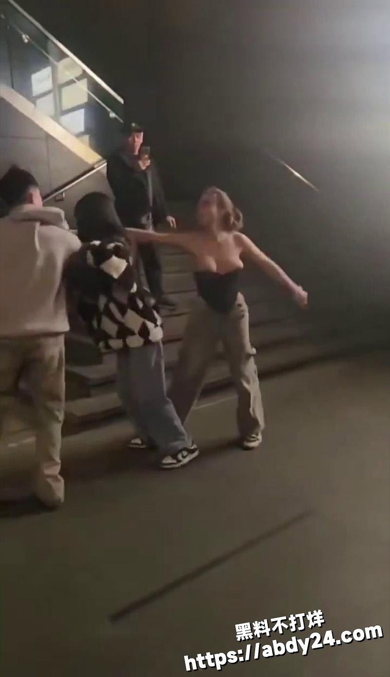 男女互殴小伙抓奶锁喉4