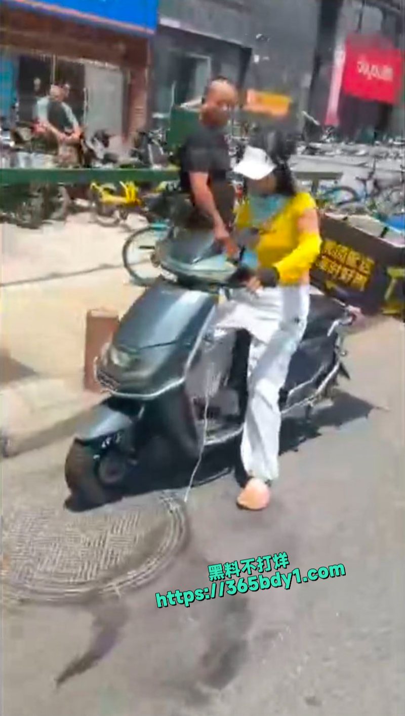 美团女骑手撞到老人后想跑1