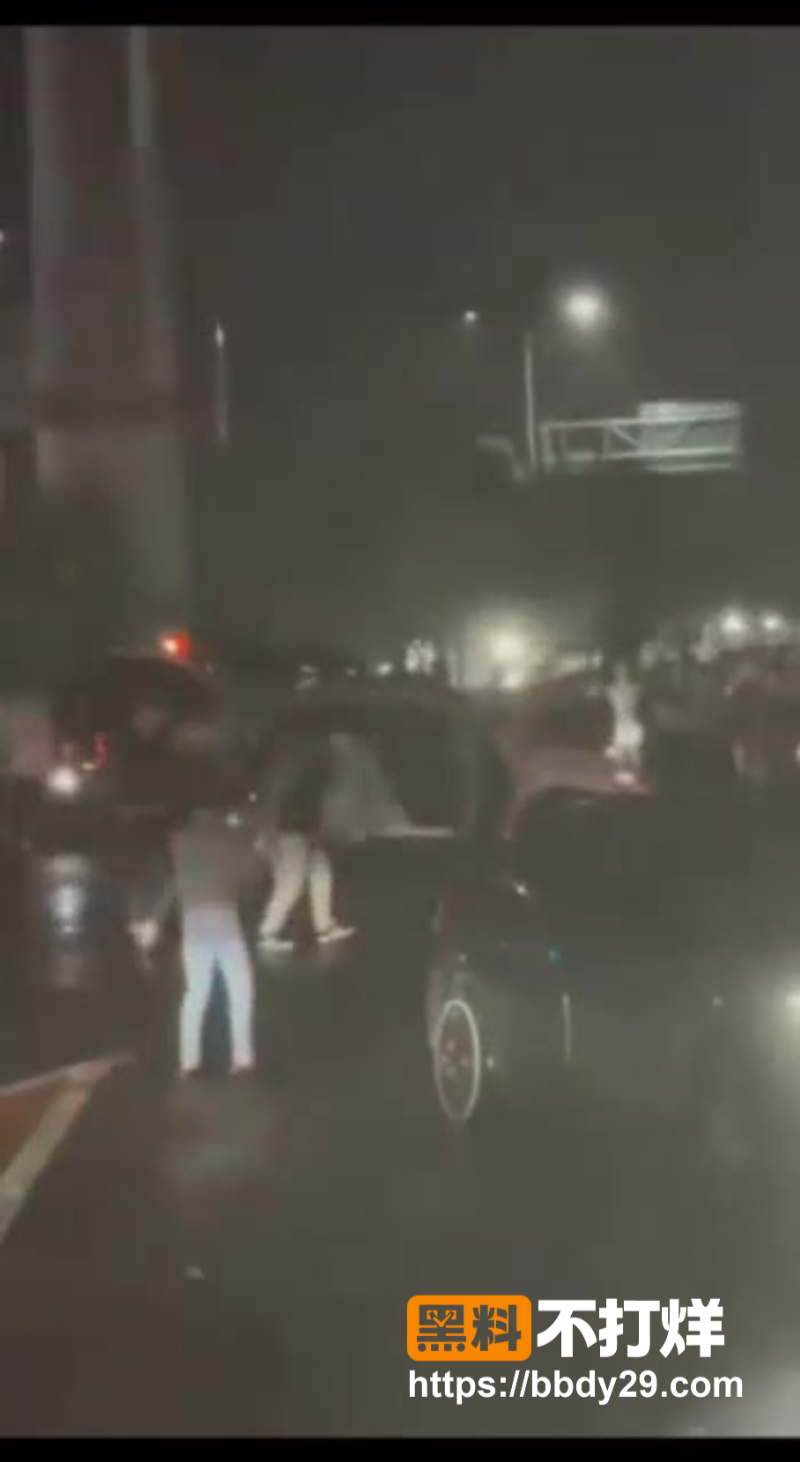 湖南长沙宁乡仁福大道发生打架冲突5