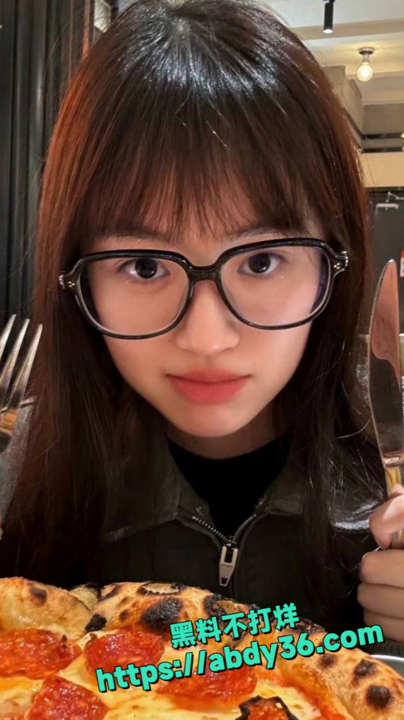 高颜值眼镜学生妹11