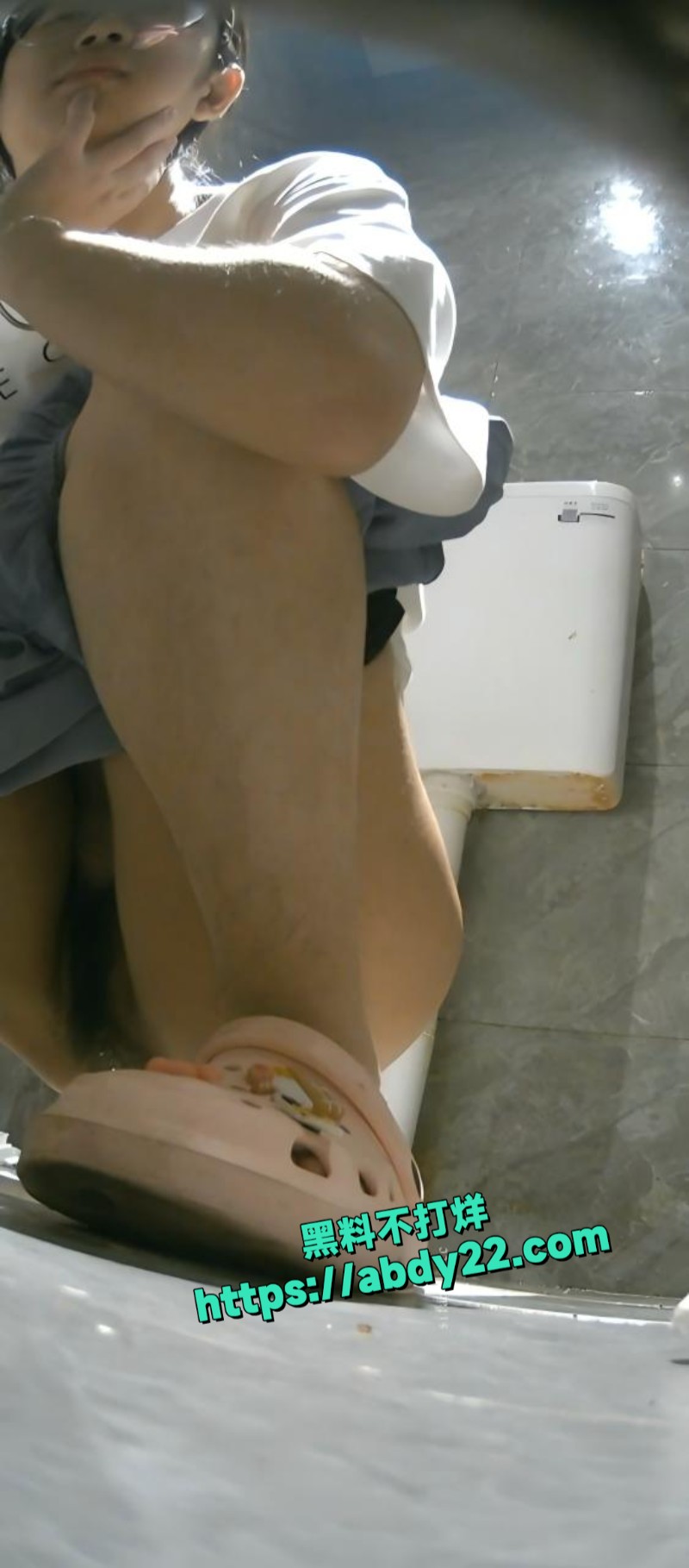 酒吧女厕前景偷拍3