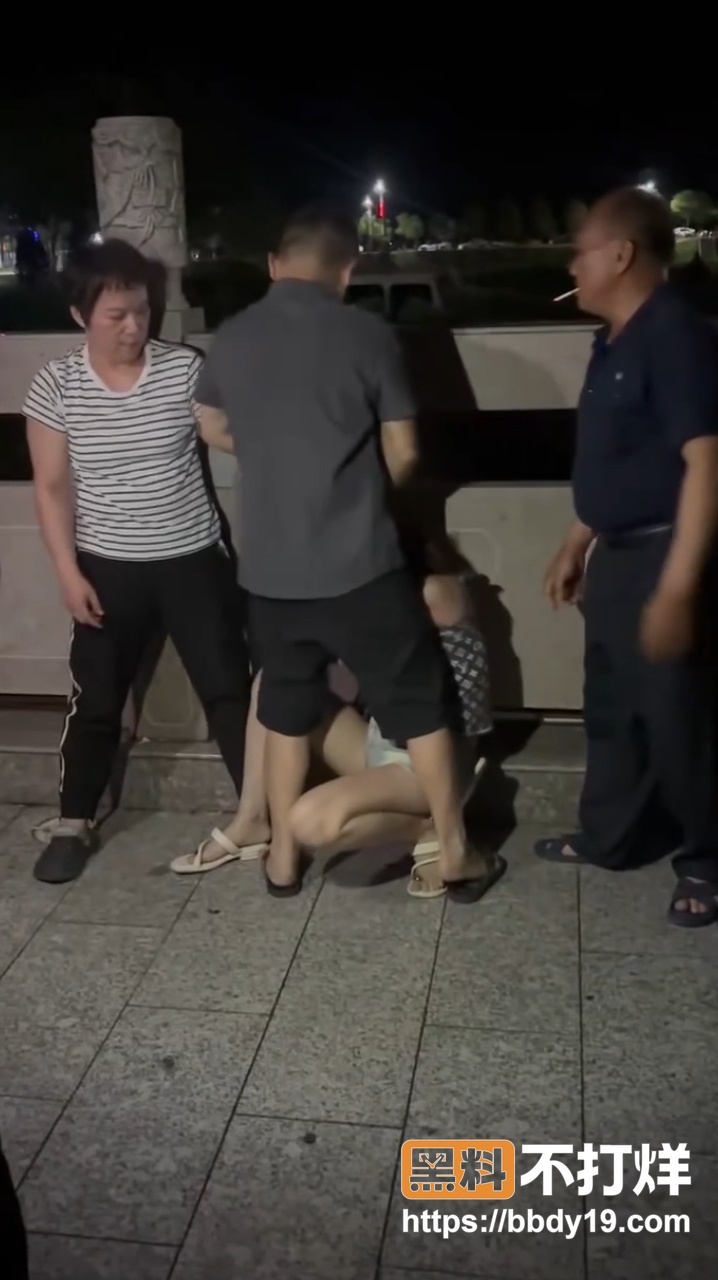 老头带小三公园约会13