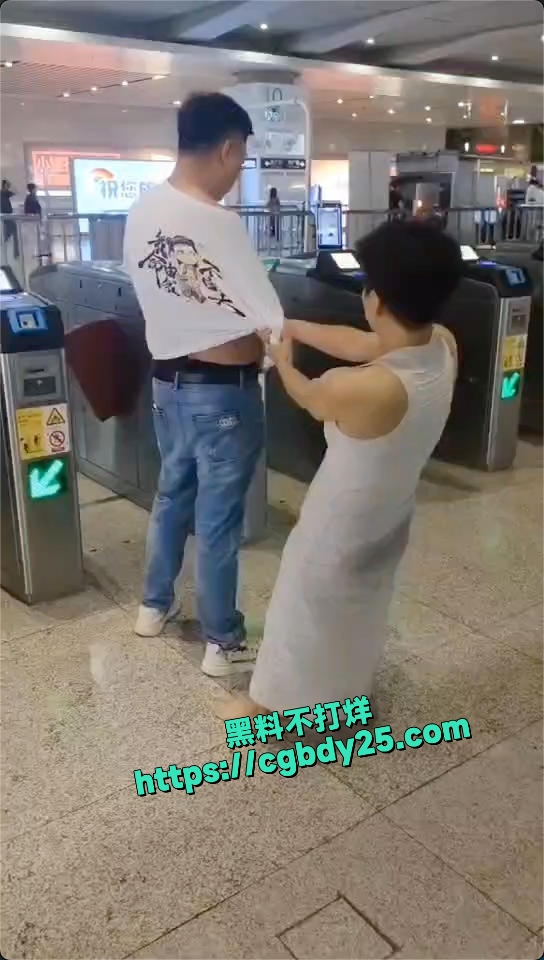 西安北站拖行女子5