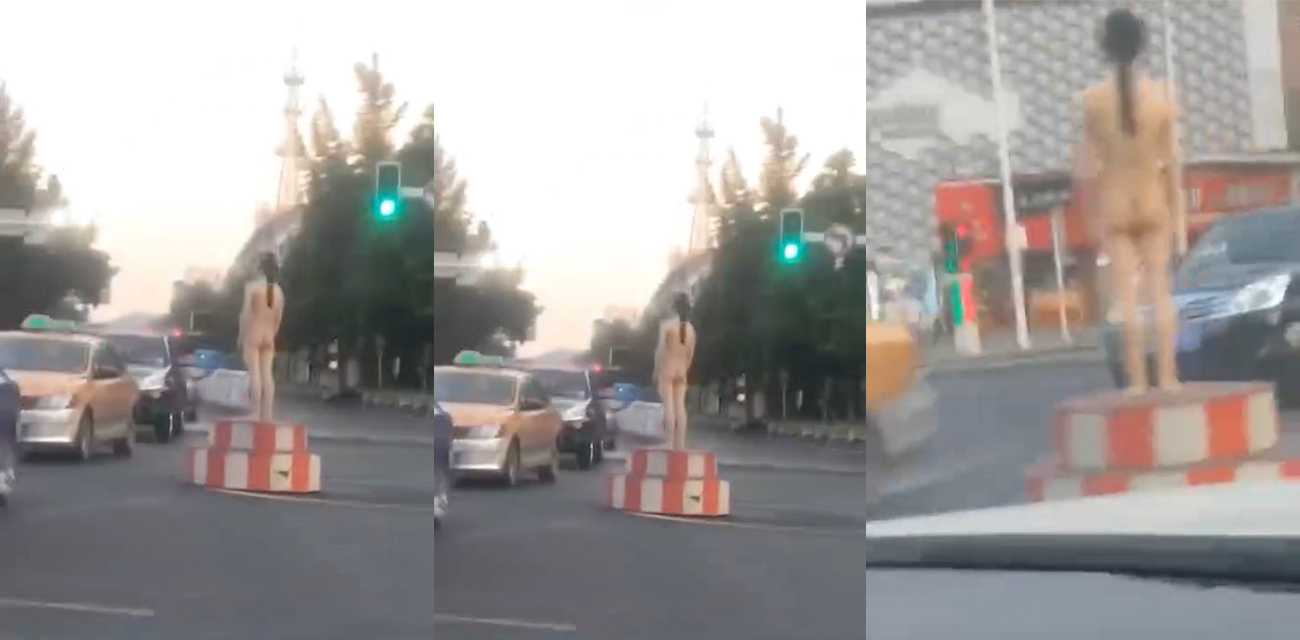 这操作简直太逆天 女子全裸在交通指挥台站军姿 免费派送裸体福利 引得无数行人驻足观看