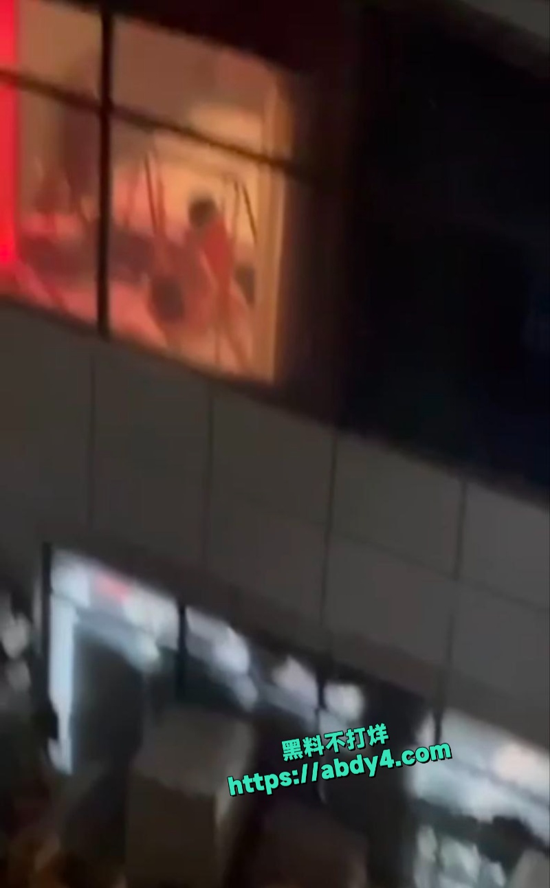 对楼邻居在落地窗摇篮上疯狂做爱 3