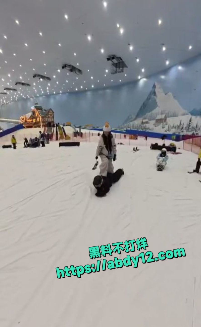 广东女子在滑雪场踩人滑雪6