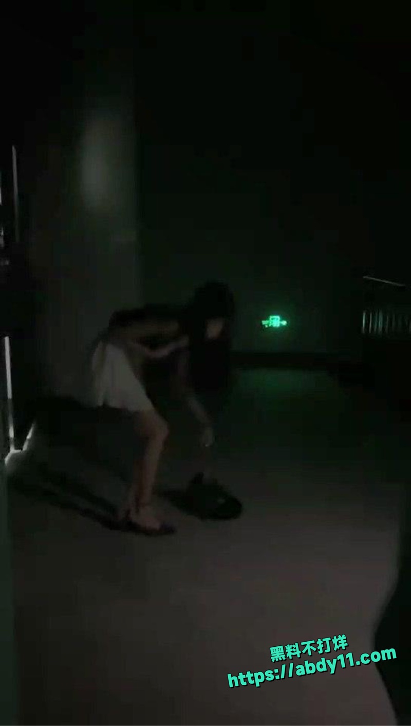 广东精神小妹扒光路人衣服狂揍9