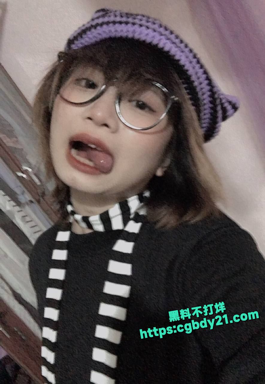 越南眼镜妹的网调视频 嫩妹还没毕业就下海当鸡5