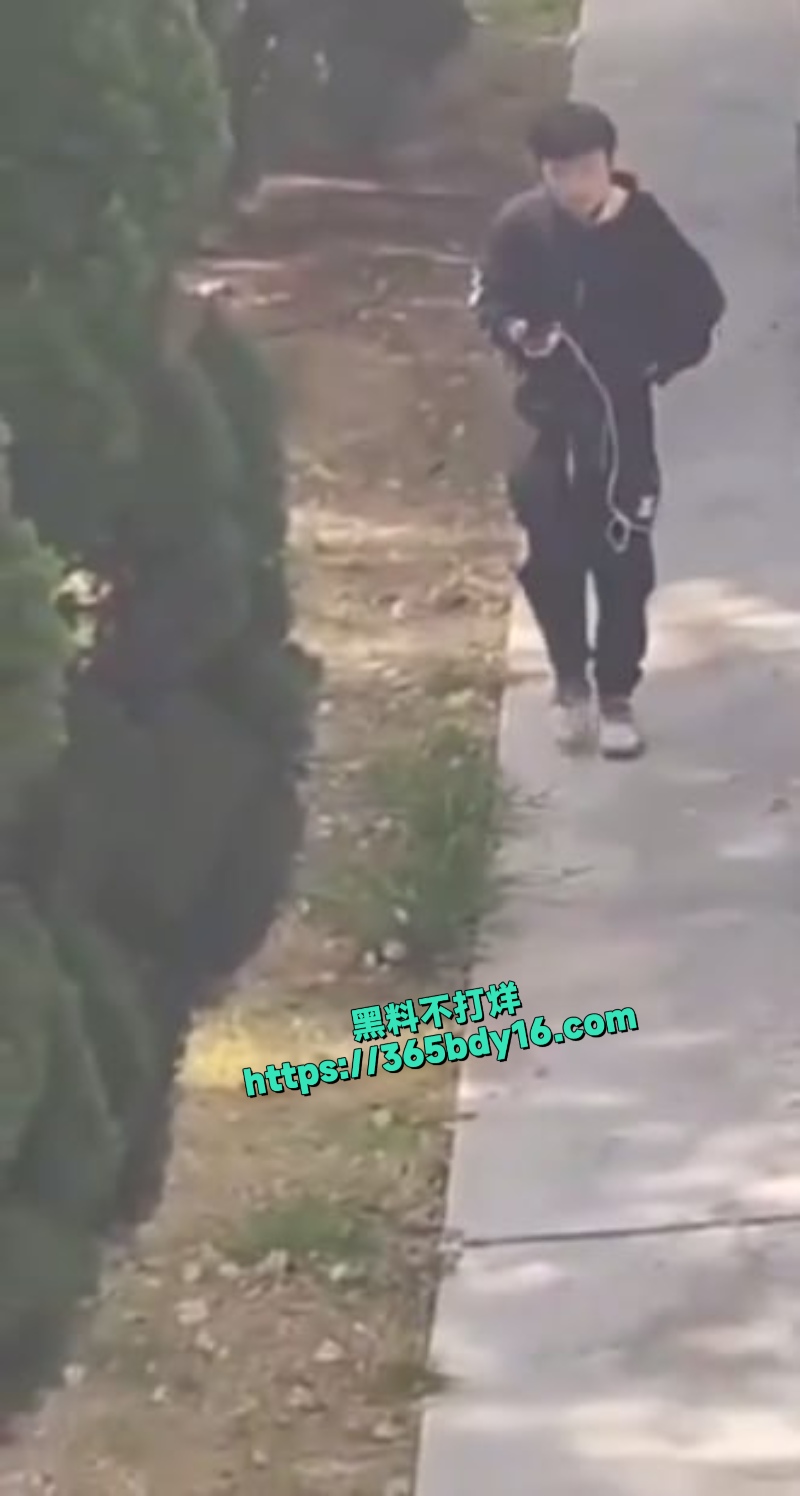 山东外事学院男生偷内裤被拍7