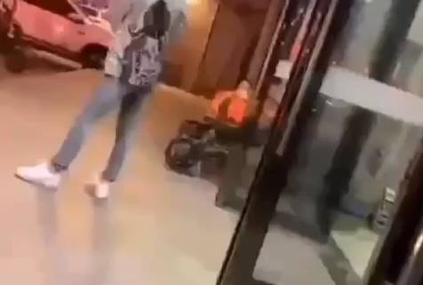 男子躺地打飞机鸡鸡突然着火 火烧鸡鸡技术活 抽象重口猎奇现场
