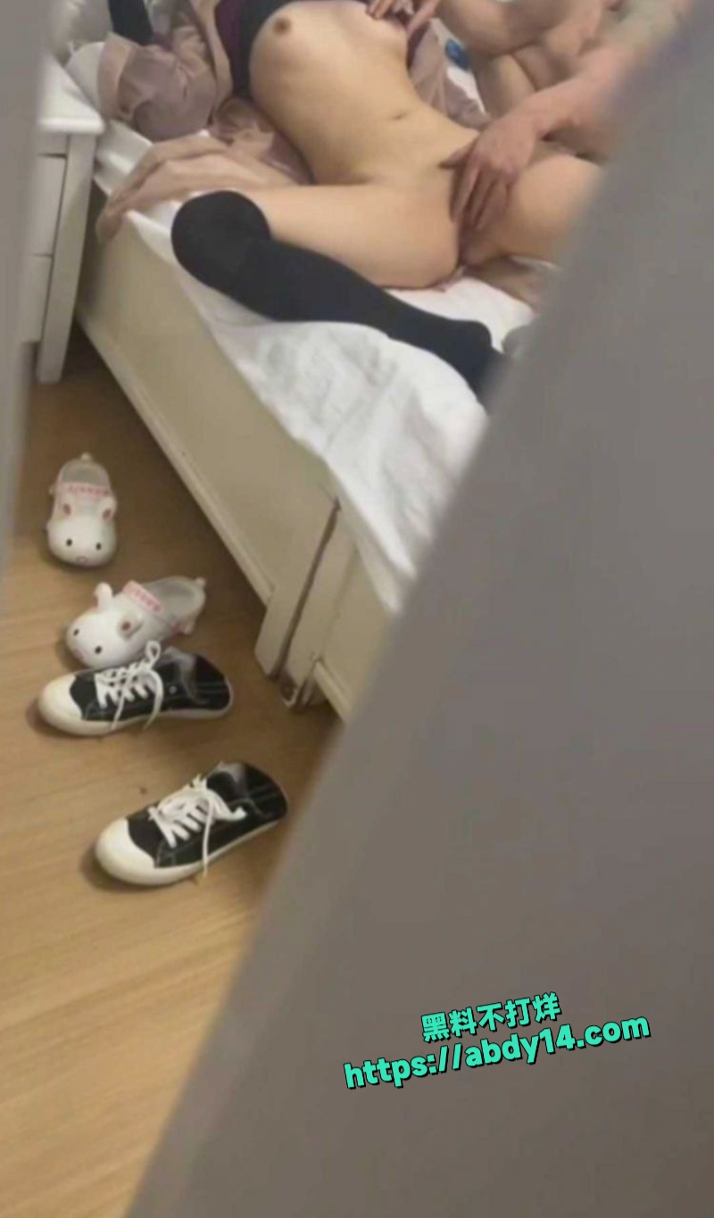 发现朋友与亲妹妹乱伦 1