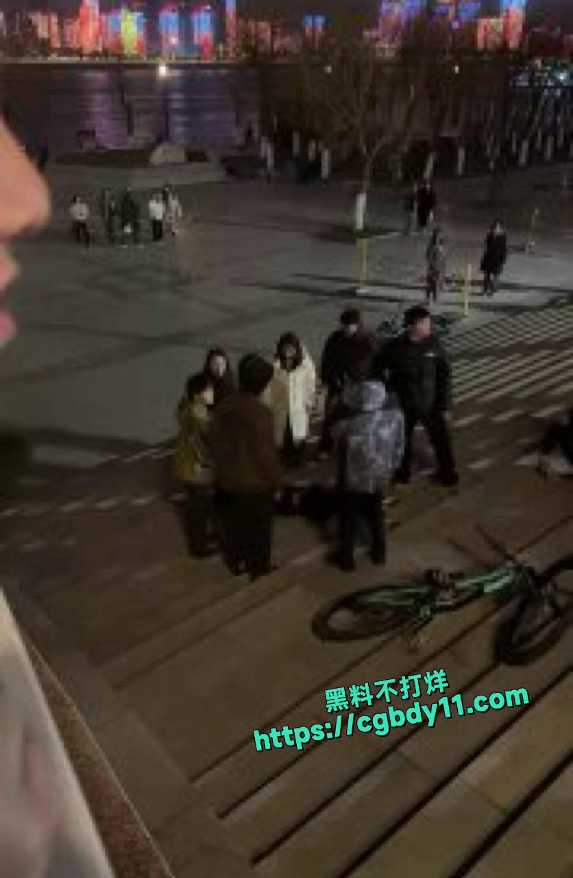 躺在地上准备拍照片呢，没想到直接被撞5