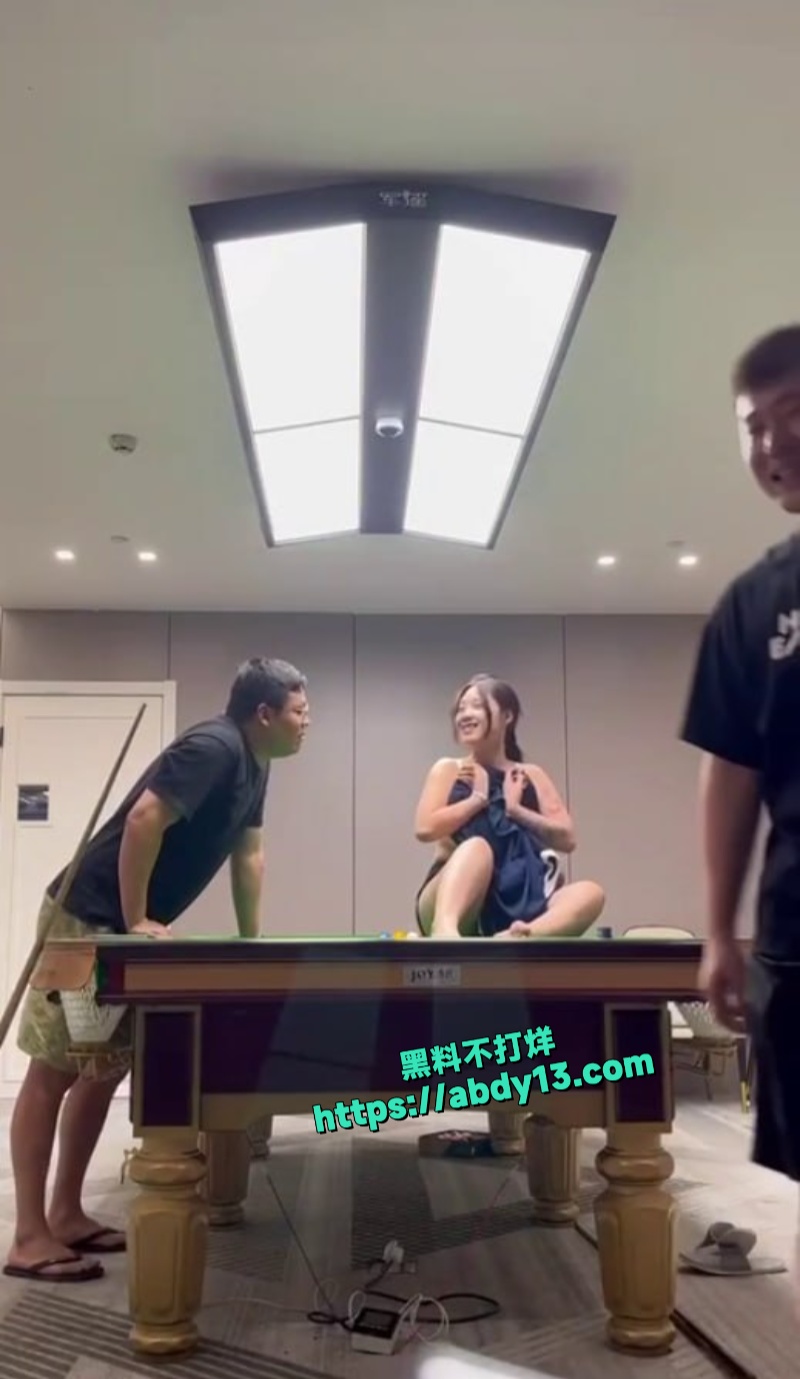 巨乳私教包厢台球桌上脱衣热舞 9